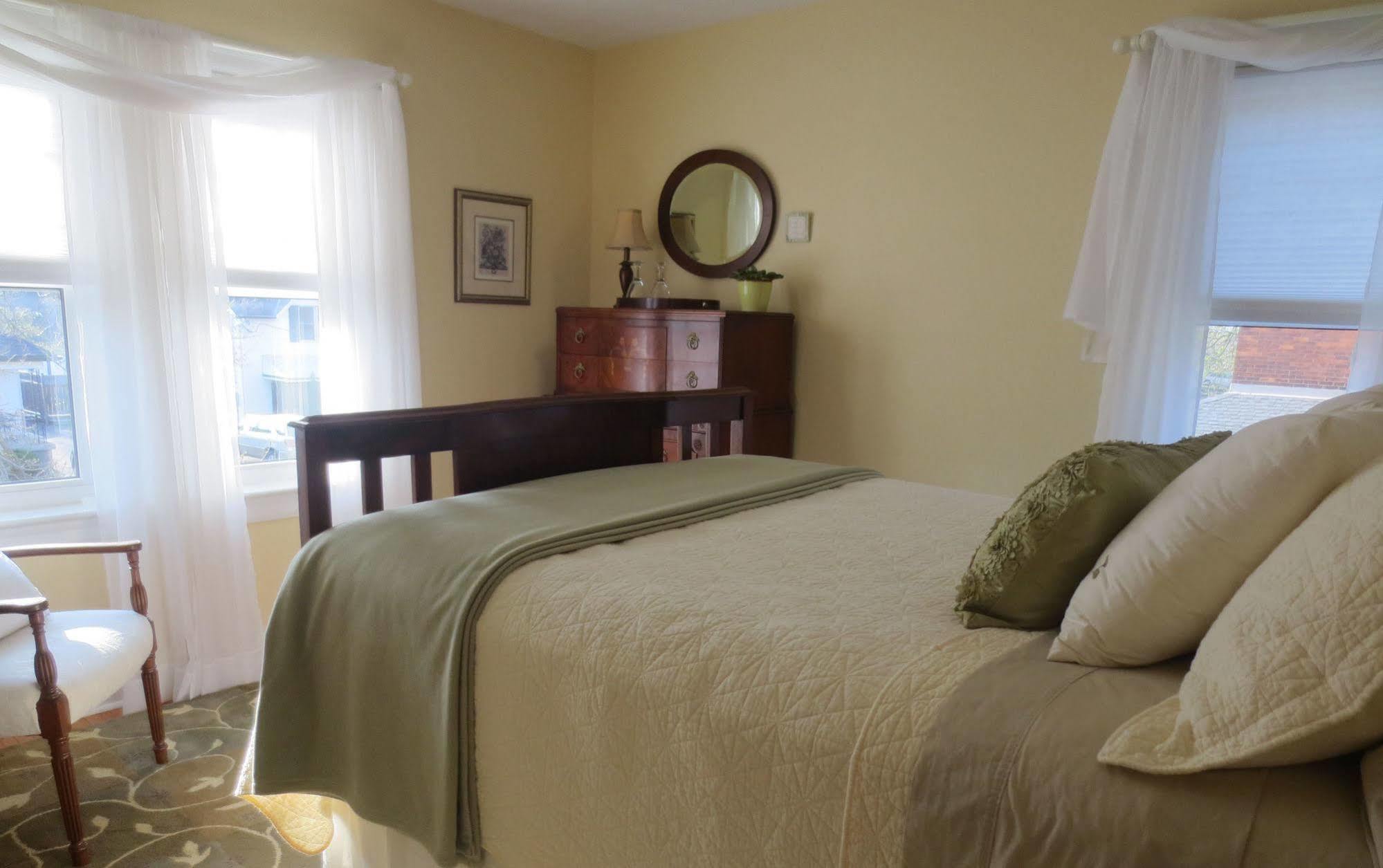 Robinsong Bed & Breakfast Thorold Bagian luar foto